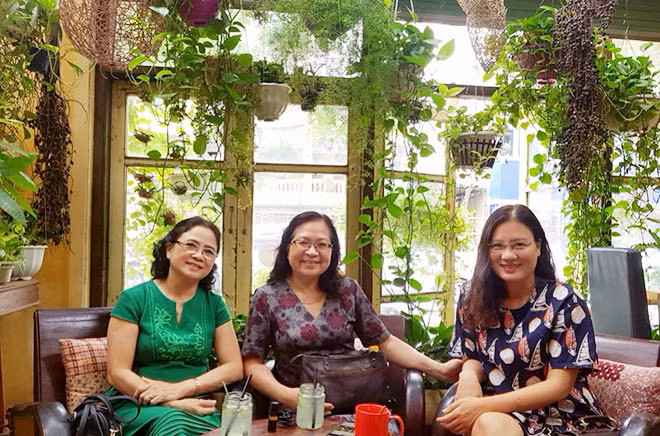 Bà Tiến (bên trái), tác giả (bên phải) và bà Vĩnh Hiền.