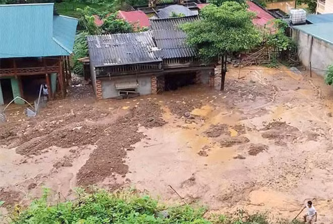 Nhà ông Hà Văn Thuật (ở xã Trung sơn) bị đổ sập, hư hỏng hoàn toàn.