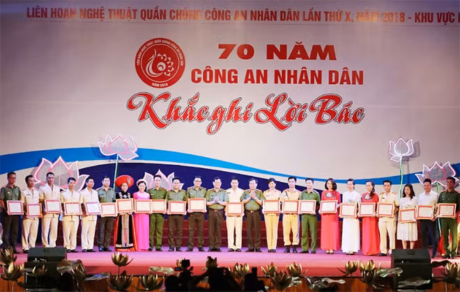 Ban Tổ chức trao thưởng cho các tiết mục đạt giải A.