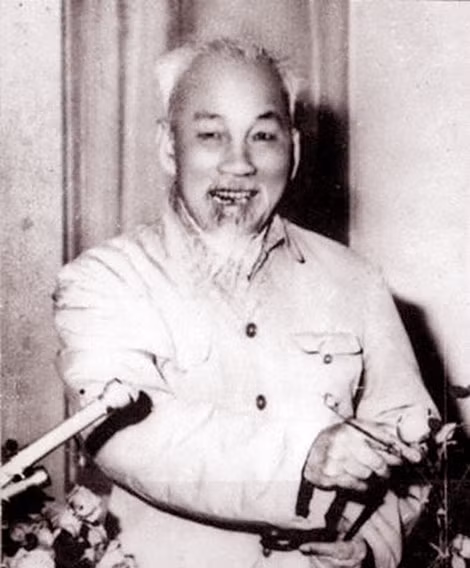 Bác Hồ đọc thơ chúc tết năm 1968. Ảnh tư liệu