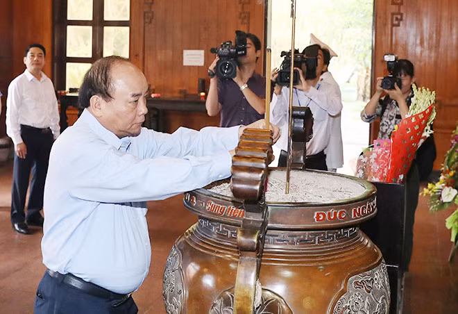 Thủ tướng Nguyễn Xuân Phúc dâng hoa, dâng hương tưởng niệm Chủ tịch Hồ Chí Minh. Ảnh: TTXVN Thủ tướng Nguyễn Xuân Phúc dâng hoa, dâng hương tưởng niệm Chủ tịch Hồ Chí Minh. Ảnh: TTXVN