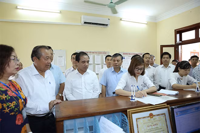Phó Thủ tướng Trương Hòa Bình trực tiếp đến phòng tiếp nhân dân của Sở Tư pháp Tuyên Quang. Ảnh: VGP/Lê Sơn