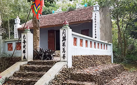 Ngôi chùa cũ đổ nát, dân làng Việt Yên mới phục dựng năm 2016. Ngôi chùa cũ đổ nát, dân làng Việt Yên mới phục dựng năm 2016.