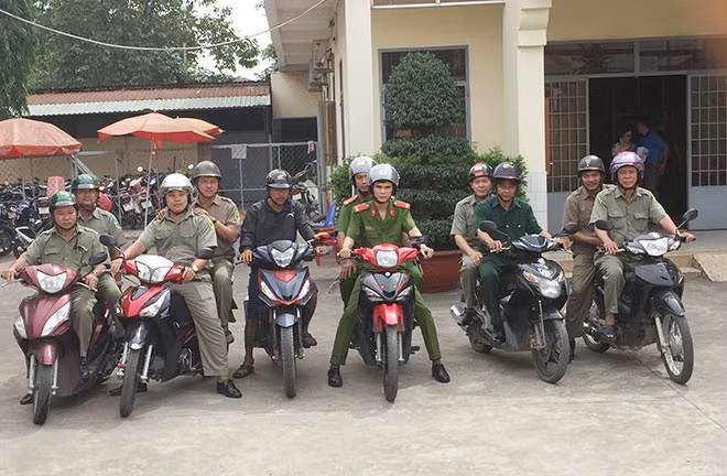Các thành viên Câu lạc bộ phòng chống tội phạm phường Long Bình Tân cùng Công an phường tuần tra giữ gìn ANTT. Các thành viên Câu lạc bộ phòng chống tội phạm phường Long Bình Tân cùng Công an phường tuần tra giữ gìn ANTT.