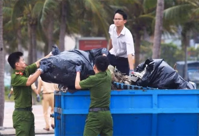 Ngay sau mưa lũ lịch sử, lực lượng Công an TP. Đà Nẵng đã tích cực tham gia giúp người dân xử lý vệ sinh môi trường. Ngay sau mưa lũ lịch sử, lực lượng Công an TP. Đà Nẵng đã tích cực tham gia giúp người dân xử lý vệ sinh môi trường.