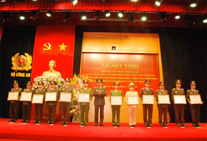 Bộ trưởng Tô Lâm trao bằng khen cho các tập thể, cá nhân.