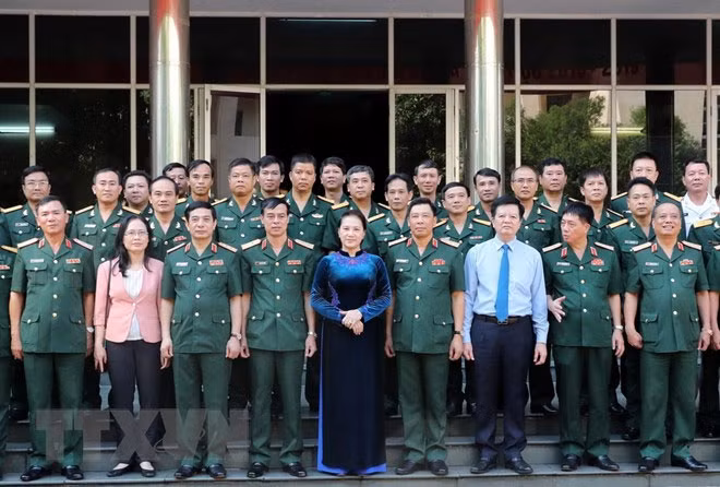Chủ tịch Quốc hội Nguyễn Thị Kim Ngân cùng các đại biểu và lãnh đạo Học viện Quốc phòng. Chủ tịch Quốc hội Nguyễn Thị Kim Ngân cùng các đại biểu và lãnh đạo Học viện Quốc phòng.