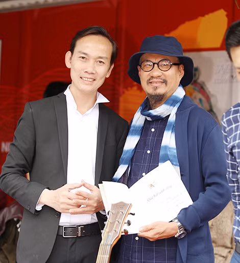 Trần Nhật Minh và họa sĩ Đào Hải Phong.