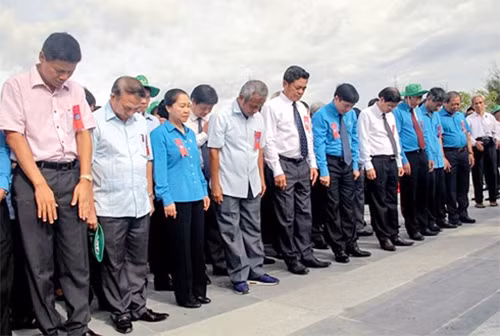 Ông Đặng Ngọc Tùng (thứ tư từ trái sang) trong ngày khánh thành Khu tưởng niệm chiến sĩ Gạc Ma giai đoạn 1 vào tháng 7/2016. Ảnh: Zing.vn