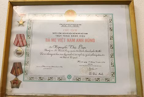 Tấm bằng ghi nhận công lao của mẹ Nguyễn Thị Lan treo trang trọng ở phòng khách