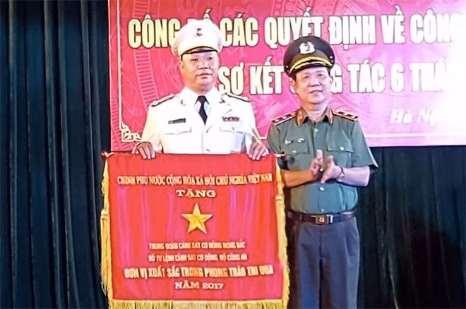 Thừa ủy quyền của Thủ tướng Chính phủ, Thứ trưởng Nguyễn Văn Sơn trao Cờ thi đua của Chính phủ tặng Trung đoàn CSCĐ Đông Bắc.