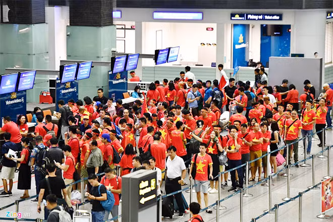 Sáng sớm 29-8, hàng trăm CĐV với trang phục áo cờ đỏ sao vàng, đeo băng rôn, khẩu hiệu làm thủ tục lên đường sang Jakarta.