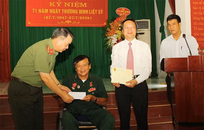 Đại tá Nguyễn Văn Trung - Ủy viên BTV Tỉnh ủy, Bí thư Đảng ủy, Giám đốc Công an tỉnh Hà Nam trao tặng quà cho đại diện các đồng chí thương binh, bệnh binh điều dưỡng tại Trung tâm điều dưỡng thương binh Duy Tiên.