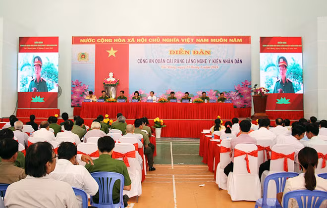 Công an quận Cái Răng lắng nghe ý kiến nhân dân.