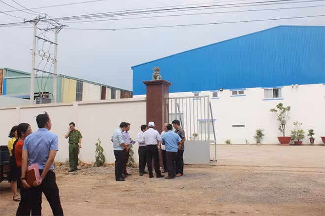 Đoàn kiểm tra liên ngành Đồng Nai kiểm tra nhà xưởng xây dựng trái phép của DN trong cụm công nghiệp Phước Tân.