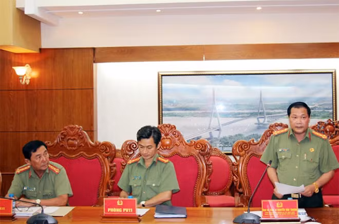 Đại tá Nguyễn Văn Thuận, Phó Giám đốc Công an TP Cần Thơ, Phó Ban tổ chức Liên hoan phát biểu tại họp báo.