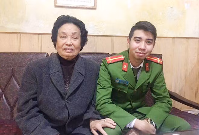 Trung uý Đinh Anh Tiến thăm bà Ngô Thị Hồng trước khi bà vào Nam cùng con gái. Trung uý Đinh Anh Tiến thăm bà Ngô Thị Hồng trước khi bà vào Nam cùng con gái.