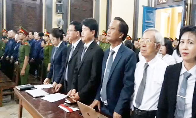 Các luật sư tham gia bào chữa trong vụ án (bàn đầu, bên phải) và các bị cáo tại toà.