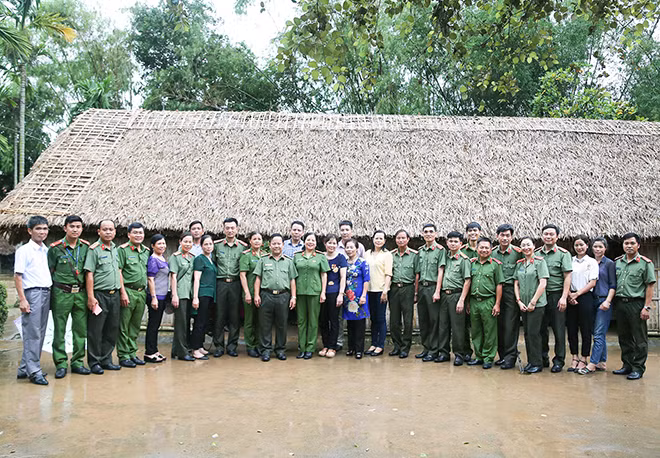 Các đoàn viên Công đoàn Tổng cục Chính trị CAND về thăm Khu di tích Kim Liên, quê hương Chủ tịch Hồ Chí Minh.