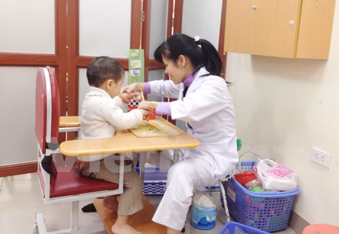 Một bài tập trị liệu cho trẻ tự kỷ.