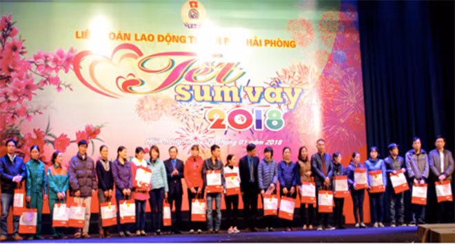 Những công nhân lao động có hoàn cảnh khó khăn nhận quà tại chương trình “Tết sum vầy 2018”. Những công nhân lao động có hoàn cảnh khó khăn nhận quà tại chương trình “Tết sum vầy 2018”.