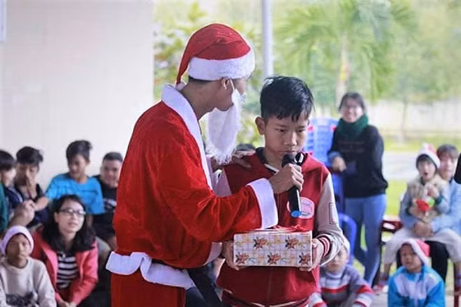 Qua những ước mơ được viết trong thư, chị Tú cùng các “Mạnh Thường Quân” đã quyên góp giúp đỡ các em mồ côi, bệnh nhi ung bướu.