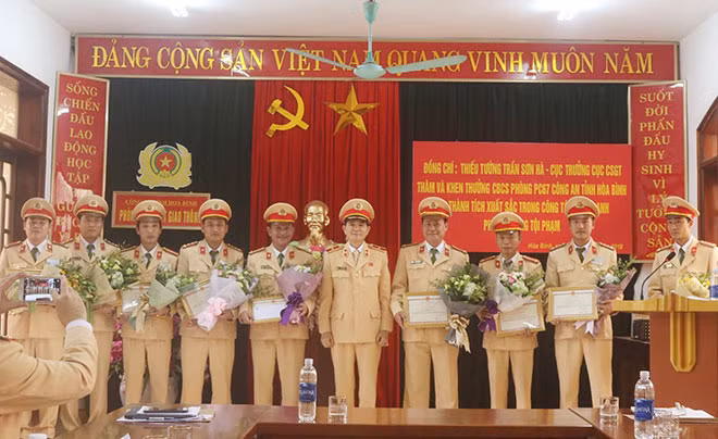 Thiếu tướng Trần Sơn Hà, Cục trưởng Cục Cảnh sát giao thông tặng giấy khen cho lực lượng Cảnh sát giao thông Công an tỉnh Hòa Bình.