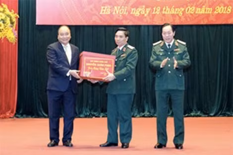 Thủ tướng Nguyễn Xuân Phúc tặng quà cán bộ, chiến sĩ Bộ Tư lệnh Thủ đô Hà Nội nhân dịp năm mới - Ảnh: VGP/Quang Hiếu Thủ tướng Nguyễn Xuân Phúc tặng quà cán bộ, chiến sĩ Bộ Tư lệnh Thủ đô Hà Nội nhân dịp năm mới - Ảnh: VGP/Quang Hiếu