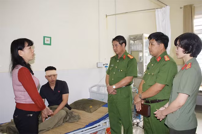 Đại tá Trịnh Văn Cường cùng đoàn công tác thăm hỏi, động viên Trung sỹ Trịnh Hoàng Hoàng Phú tại bệnh viện.