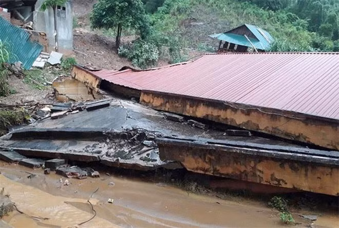 Một dãy phòng học của trường Tiểu học xã Trung Sơn bị sập hoàn toàn. Nhiều nhà dân tại bản Co Me, xã Trung Sơn bị lấp bởi bị bùn đất sạt lở.