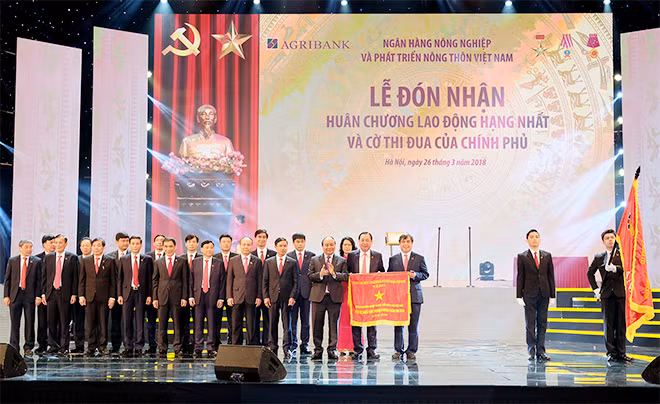 Thủ tướng trao tặng Cờ thi đua của Chính phủ cho Agribank. Ảnh: VGP/Quang Hiếu
