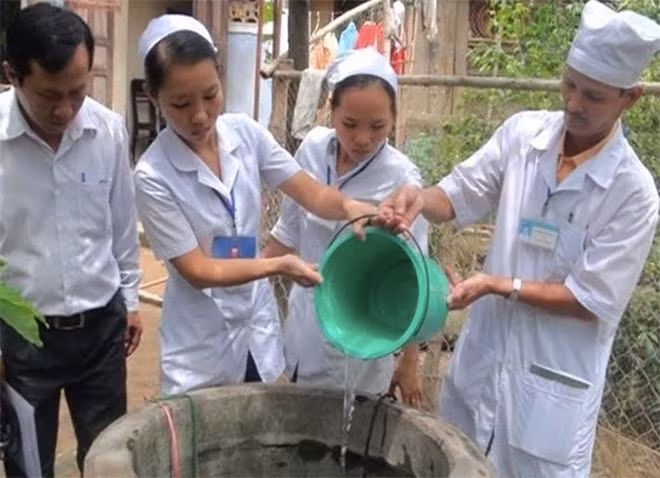 Sau khi nước rút, ngành Y tế TP Đà Nẵng, tỉnh Quảng Nam và chính quyền địa phương đã tăng cường công tác giám sát dịch bệnh, xử lý môi trường bằng việc phun hóa chất khử trùng tại các khu vực bị ngập. Sau khi nước rút, ngành Y tế TP Đà Nẵng, tỉnh Quảng Nam và chính quyền địa phương đã tăng cường công tác giám sát dịch bệnh, xử lý môi trường bằng việc phun hóa chất khử trùng tại các khu vực bị ngập.