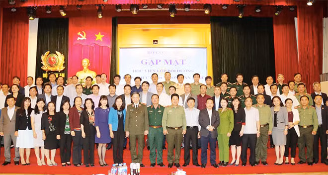 Bộ trưởng Tô Lâm với các đại biểu dự buổi gặp mặt. Bộ trưởng Tô Lâm với các đại biểu dự buổi gặp mặt.