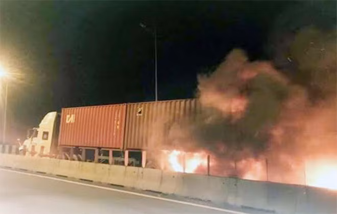 Cú tông đuôi xe container làm xe khách bốc cháy.