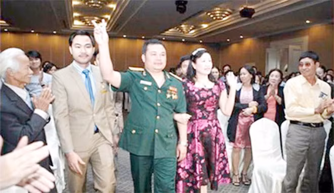 Lê Xuân Giang (mặc quân phục) tại một sự kiến để “đánh bóng” tên tuổi.