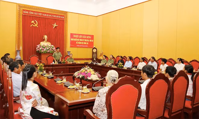 Thiếu tướng Lương Ngọc Dương tiếp đoàn đại biểu người có uy tín trong dân tộc thiểu số tỉnh Bà Rịa- Vũng Tàu về thăm Bộ Công an.