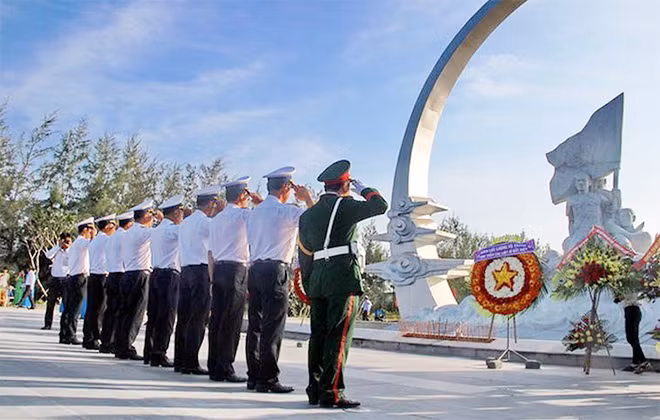 ...CBCS Lữ đoàn 146 Quân chủng Hải quân dâng hương tại Khu tưởng niệm chiến sĩ Gạc Ma.
