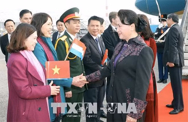 Đại diện Đại sứ quán và cộng đồng người Việt tại Hà Lan đón Chủ tịch Quốc hội Nguyễn Thị Kim Ngân tại sân bay quốc tế Amsterdam.