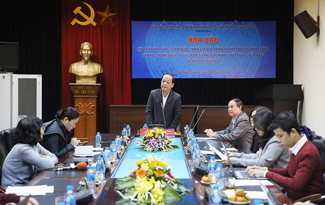 TSKH Phan Đình Tân chủ trì buổi họp báo.