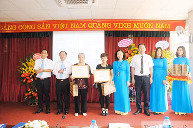 Công ty Điện lực Hà Bà Trưng trao bằng khen cho đại diện các hộ gia đình tiết kiệm điện 2018. Công ty Điện lực Hà Bà Trưng trao bằng khen cho đại diện các hộ gia đình tiết kiệm điện 2018.