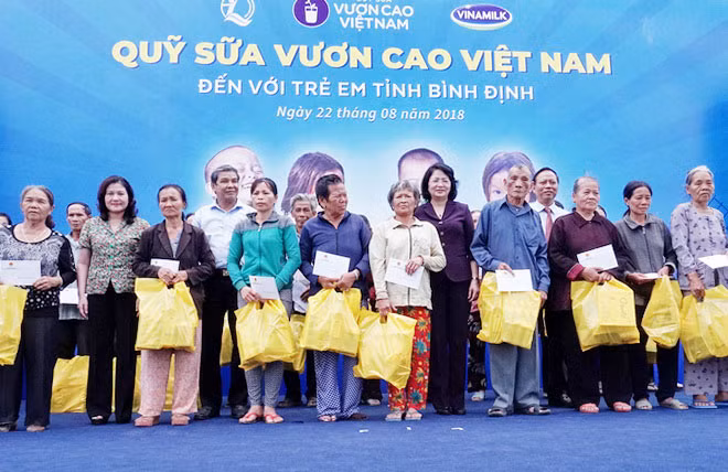 Phó Chủ tịch nước Đặng Thị Ngọc Thịnh trao tặng sữa cho học sinh và trao quà cho một số gia đình chính sách ở Bình Định.