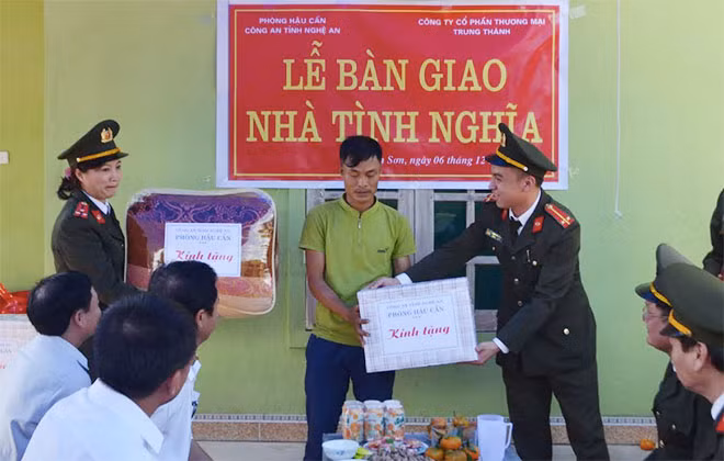 Đoàn thanh niên, Hội phụ nữ Phòng Hậu Cần cũng có những hần quà ý nghĩa trao tặng 2 gia đình.