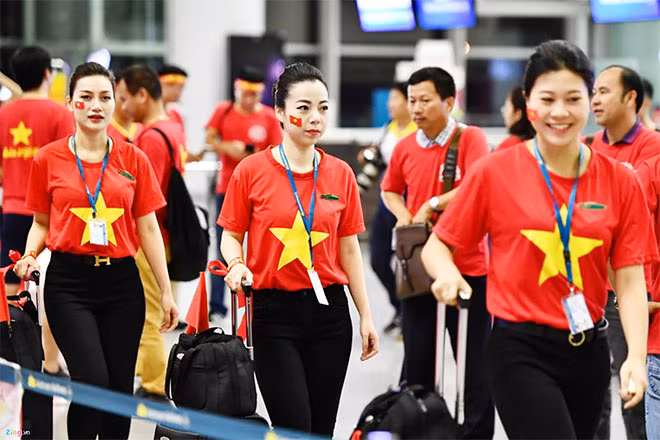 Các tiếp viên hàng thay vì mặc áo dài truyền thống đã mặc áo cờ đỏ sao vàng. Trong sáng 29/8, Vietnam Airlines có hai chuyến bay charter xuất phát lúc 5h40 và 5h50 mang số hiệu VN9633 và 9635. Hãng cũng bố trí thêm một chuyến bay thẳng từ Đà Nẵng đến Jakarta và tăng cường một chuyến khứ hồi TP.HCM - Jakarta vào ngày hôm nay để phục vụ người hâm mộ.