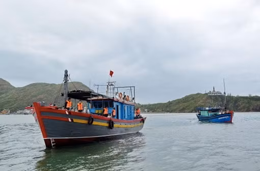 Lai dắt tàu cá cùng 4 ngư dân lâm nạn trên biển vào bờ an toàn
