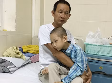 Bé Phan Huy Hùng và bố.