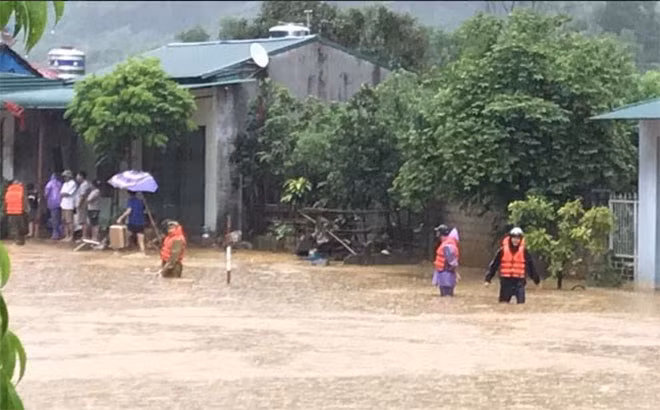 Công an làm cọc tiêu giúp dân qua đoạn ngập nước ngã bà Tòng Đậu.