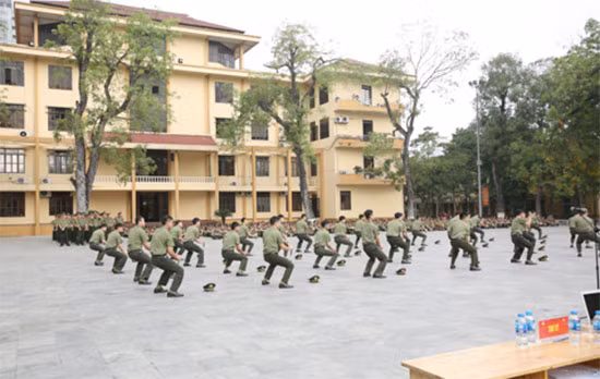 ...và biểu diễn võ thuật.