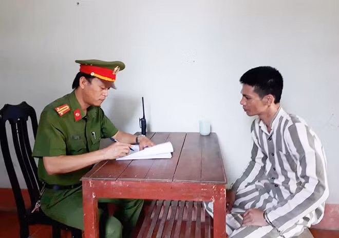 Trung tá Lê Hoài Phương thường xuyên động viên, giáo dục phạm nhân, giúp họ yên tâm cải tạo.