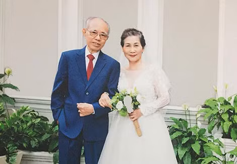 Chụp lại ảnh cưới sau 50 năm chồng vợ!