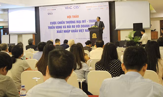 Nhiều đại biểu tham dự hội thảo để nghe các diễn giả chia sẻ về những tác động của DN Việt từ chiến tranh thương mại Mỹ- Trung “leo thang”.